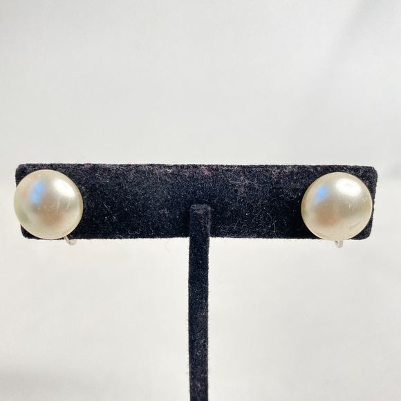Vintage Richelieu Stud Screw Back Earrings Tiny Pearlesque Button Style - Picture 1 of 8